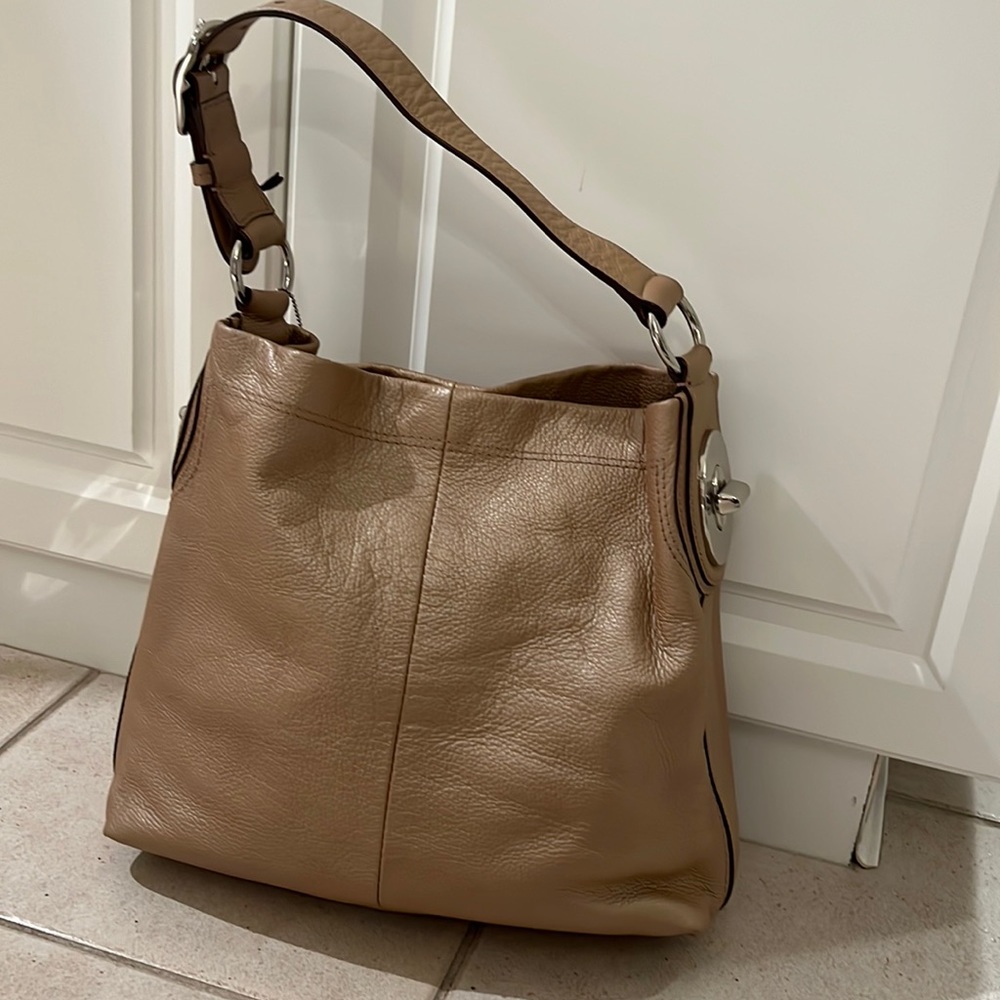 Coach Pearlized Tan leather bag with beautiful hardware